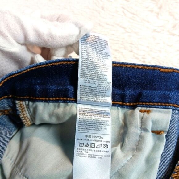 NWOT Old Navy Classic Blue Stretch Denim Women's Shorts Roll Cuff Size 8........ - Picture 4 of 6